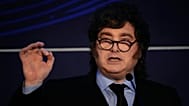 El presidente de Argentina, Javier Milei, pronuncia un discurso en París, el jueves 1 de octubre de 2026. (Foto AP/Teresa Suarez)