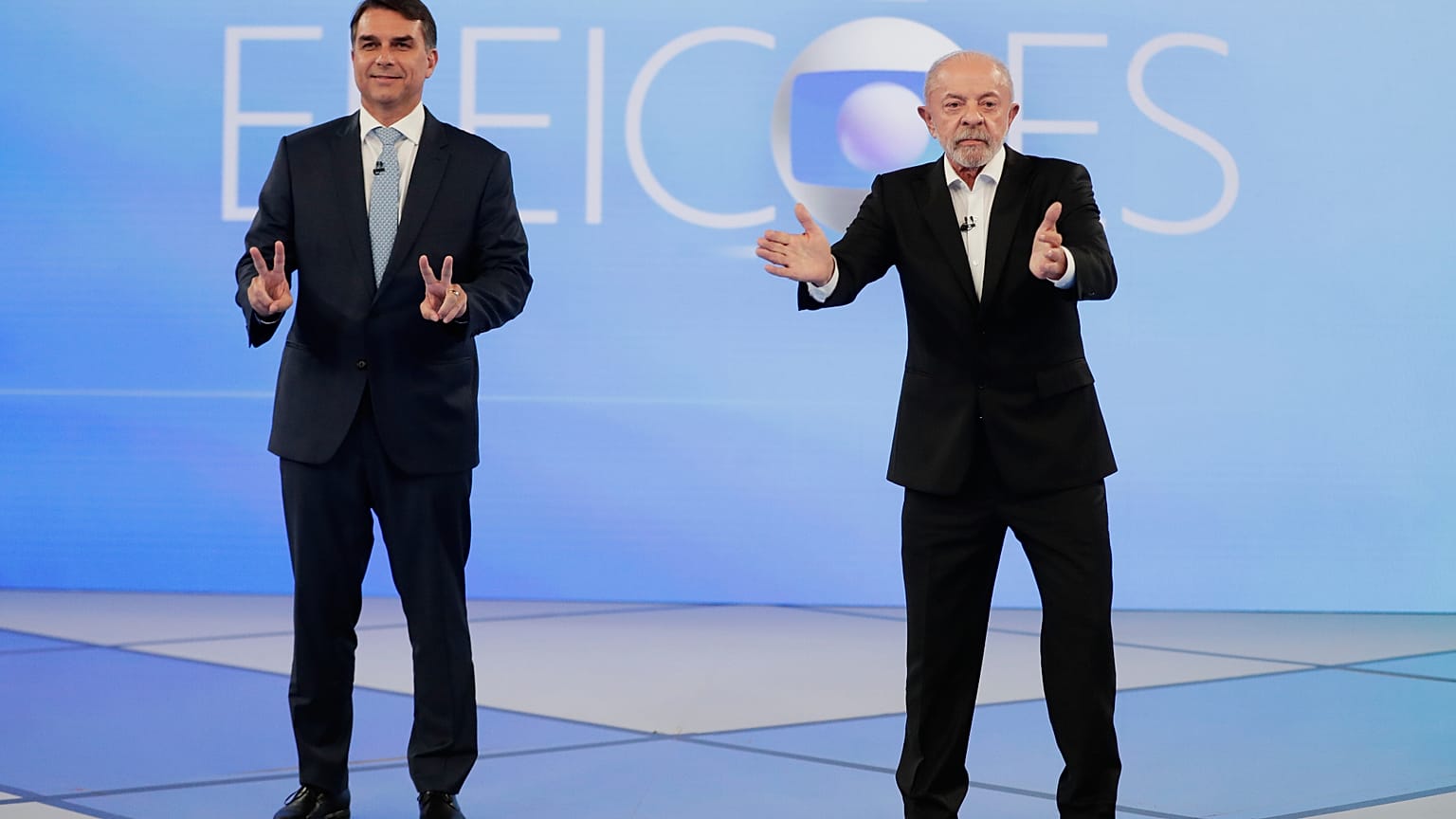 Debate com o presidente brasileiro Luiz Inácio Lula da Silva, à direita, que se recandidata à reeleição, e o candidato presidencial da oposição, o senador Flávio Bolsonaro