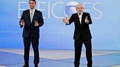 Ντιμπέιτ με τον Βραζιλιάνο πρόεδρο Λουίς Ινάσιο Λούλα ντα Σίλβα, δεξιά, που διεκδικεί την επανεκλογή, και τον υποψήφιο της αντιπολίτευσης, γερουσιαστή Φλάβιο Μπολσονάρου