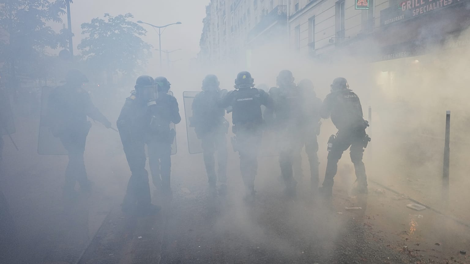 Polizeibeamte laufen während einer Demonstration gegen die steigenden Lebenshaltungskosten am Samstag, dem 24. Oktober 2026, in Paris auf die Demonstranten zu.