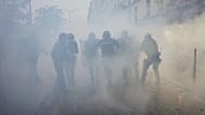 Polizeibeamte laufen während einer Demonstration gegen die steigenden Lebenshaltungskosten am Samstag, dem 24. Oktober 2026, in Paris auf die Demonstranten zu.