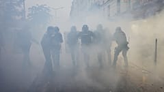Αστυνομικοί τρέχουν προς τους διαδηλωτές κατά τη διάρκεια διαδήλωσης ενάντια στο αυξανόμενο κόστος ζωής το Σάββατο, 24 Οκτωβρίου 2026, στο Παρίσι.