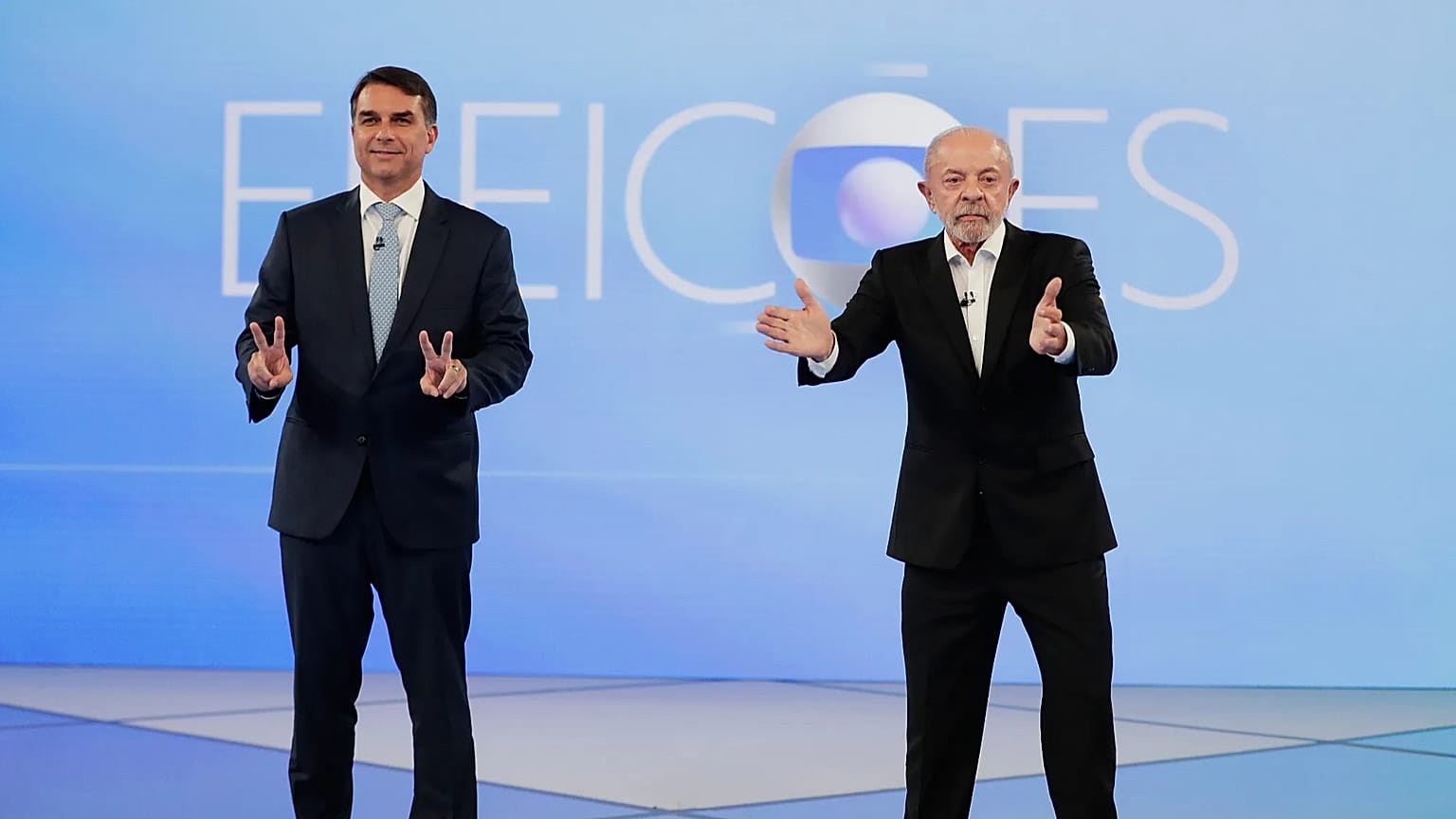 Debate con el presidente brasileño Luiz Inácio Lula da Silva, a la derecha, que se presenta a la reelección, y el candidato presidencial opositor, el senador Flávio Bolsonaro
