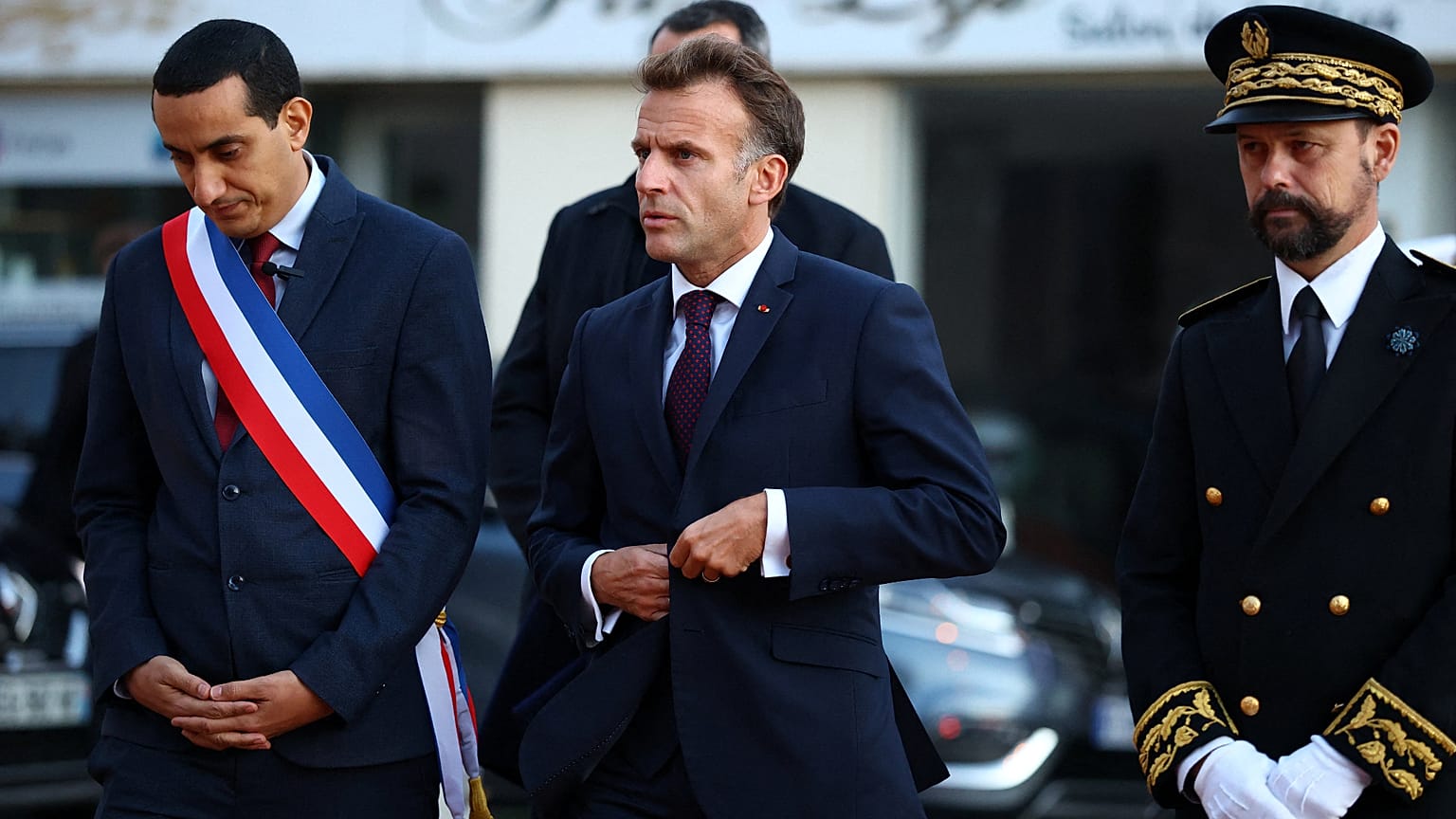 El presidente francés, Emmanuel Macron, camina junto al alcalde de Trappes, Ali Rabeh, en Trappes, cerca de París, Francia, el 23 de octubre de 2026.