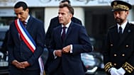 El presidente francés, Emmanuel Macron, camina junto al alcalde de Trappes, Ali Rabeh, en Trappes, cerca de París, Francia, el 23 de octubre de 2026.