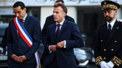 El presidente francés, Emmanuel Macron, camina junto al alcalde de Trappes, Ali Rabeh, en Trappes, cerca de París, Francia, el 23 de octubre de 2026.