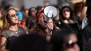 ARQUIVO, 16 de março de 2026, jovem numa manifestação contra as propinas universitárias e em defesa de mais residências para estudantes, em Lisboa.