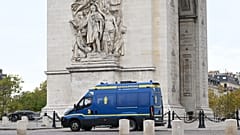 Camion della polizia sono parcheggiati davanti all'Arco di Trionfo, in vista di una manifestazione contro l'aumento del costo della vita a Parigi, sabato 24 ottobre 2026.