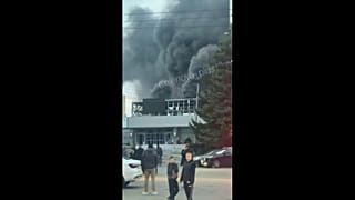 Columnas de humo tras la muerte de tres personas en un ataque contra una fábrica rusa