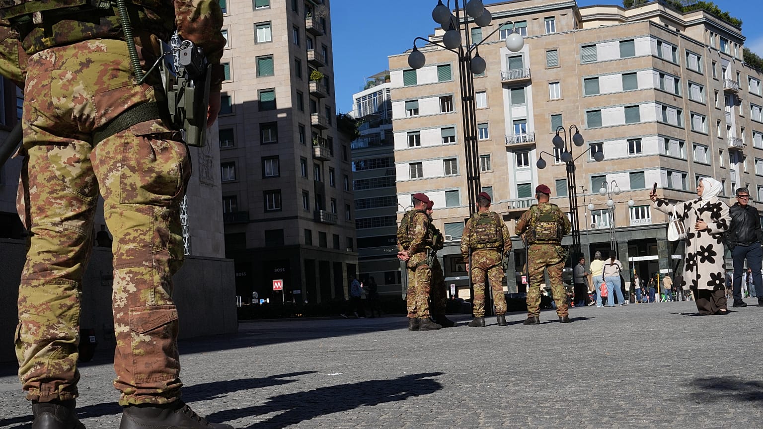 Paracadutisti dell'esercito italiano pattugliano le strade di Milano, sabato 24 ottobre 2026