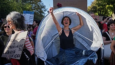 Pessoas marcham durante um protesto para exigir habitação a preços acessíveis em Lisboa, Portugal, no sábado