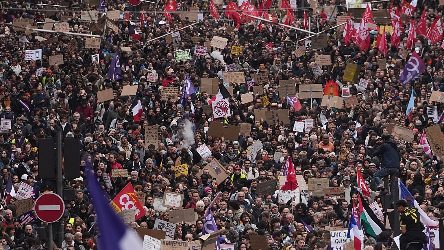 Los manifestantes desfilan durante una manifestación contra el aumento del coste de la vida en París, el sábado 24 de octubre de 2026. 
