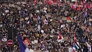 Los manifestantes desfilan durante una manifestación contra el aumento del coste de la vida en París, el sábado 24 de octubre de 2026. 