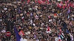 Los manifestantes desfilan durante una manifestación contra el aumento del coste de la vida en París, el sábado 24 de octubre de 2026. 