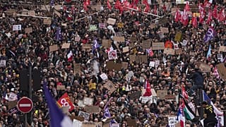 Los manifestantes desfilan durante una manifestación contra el aumento del coste de la vida en París, el sábado 24 de octubre de 2026. 