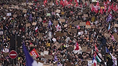Los manifestantes desfilan durante una manifestación contra el aumento del coste de la vida en París, el sábado 24 de octubre de 2026. 