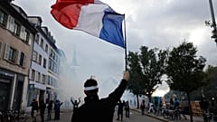 Protestujący trzyma francuską flagę podczas demonstracji przeciwko rosnącym kosztom życia w Strasburgu we Francji, 24 października 2026 r. 