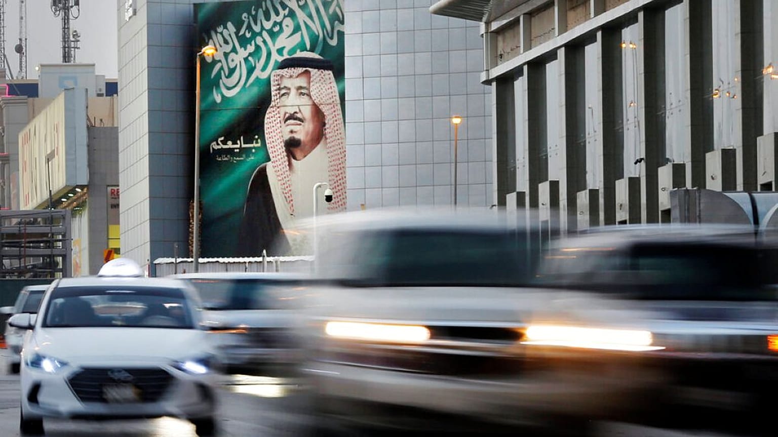 مركبات تمر أمام لافتة تحمل صورة العاهل السعودي الملك سلمان، بالقرب من مركز تجاري في الرياض بالمملكة العربية السعودية، يوم الخميس الموافق 19 سبتمبر 2019.