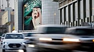 مركبات تمر أمام لافتة تحمل صورة العاهل السعودي الملك سلمان، بالقرب من مركز تجاري في الرياض بالمملكة العربية السعودية، يوم الخميس الموافق 19 سبتمبر 2019.