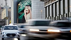 مركبات تمر أمام لافتة تحمل صورة العاهل السعودي الملك سلمان، بالقرب من مركز تجاري في الرياض بالمملكة العربية السعودية، يوم الخميس الموافق 19 سبتمبر 2019.