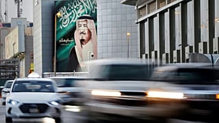 مركبات تمر أمام لافتة تحمل صورة العاهل السعودي الملك سلمان، بالقرب من مركز تجاري في الرياض بالمملكة العربية السعودية، يوم الخميس الموافق 19 سبتمبر 2019.