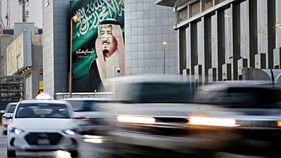 مركبات تمر أمام لافتة تحمل صورة العاهل السعودي الملك سلمان، بالقرب من مركز تجاري في الرياض بالمملكة العربية السعودية، يوم الخميس الموافق 19 سبتمبر 2019.
