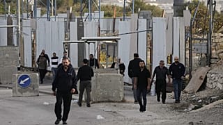 Παλαιστίνιοι περνούν πεζοί από στρατιωτική πύλη κλειστή για οχήματα, στη διάρκεια επιχείρησης του ισραηλινού στρατού στη Χεβρώνα, στην κατεχόμενη Δυτική Όχθη.