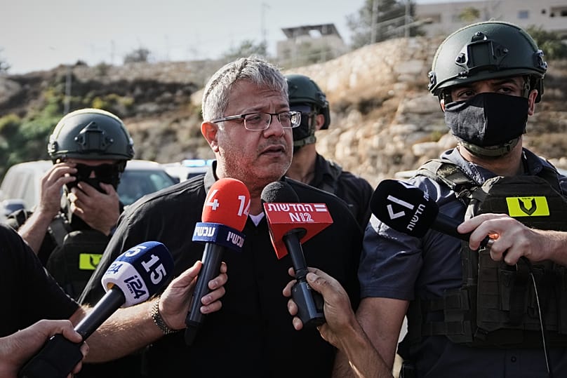 Ο Ισραηλινός υπουργός Εθνικής Ασφάλειας Ιταμάρ Μπεν-Γκβιρ μιλά στα μέσα ενημέρωσης στο σημείο μιας ένοπλης επίθεσης κοντά στη Χεβρώνα