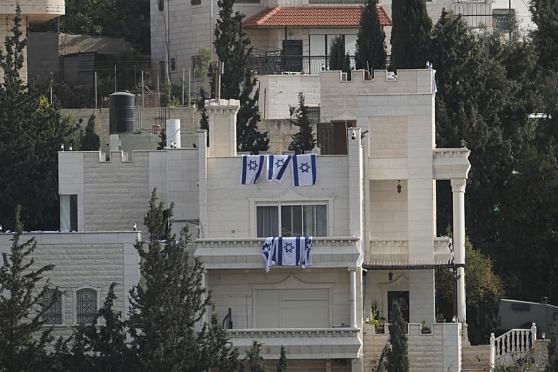 Ισραηλινές σημαίες κρέμονται από σπίτι που ανήκει σε Παλαιστίνιους κατοίκους κατά τη διάρκεια επιχείρησης του ισραηλινού στρατού στη Χεβρώνα, στην κατεχόμενη Δυτική Όχθη, Σάββατο 24 Οκτωβρίου 2026