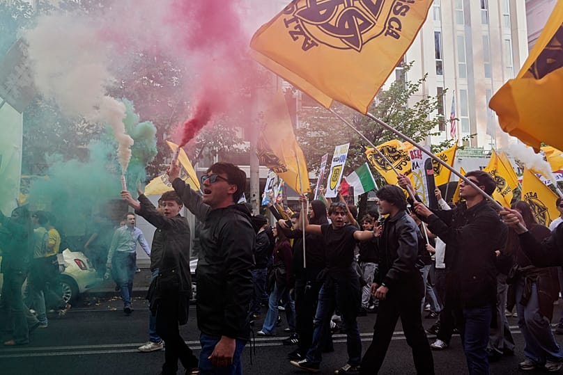 Członkowie prawicowych ugrupowań studenckich przemaszerowali ulicami Rzymu w sobotę, 24 października 2026 r., podczas demonstracji pod hasłem „Unlock Everything”
