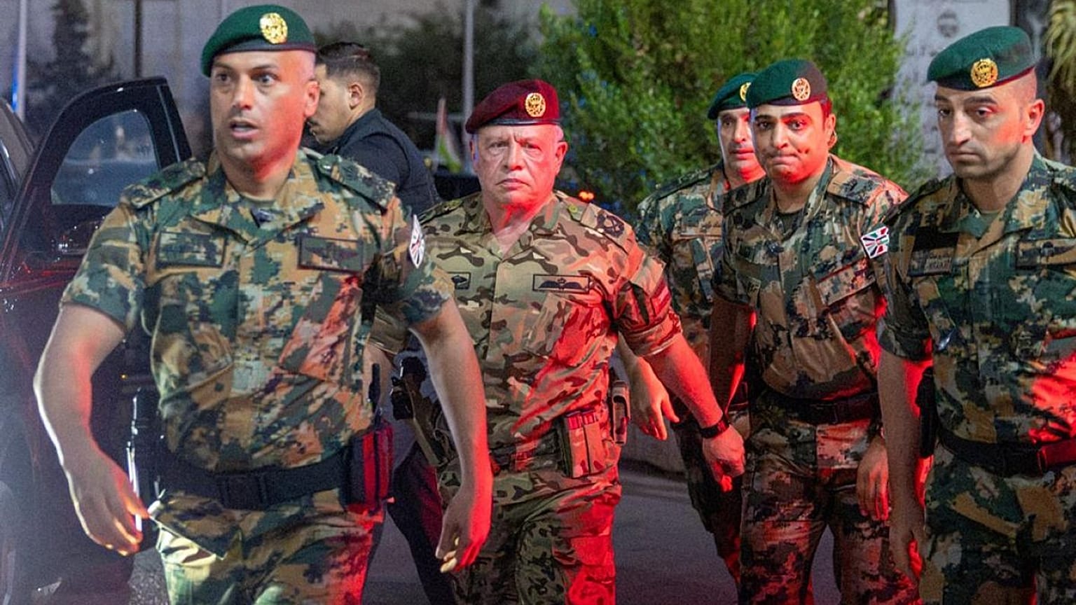 ملك الأردن عبد الله الثاني لدى وصوله إلى مستشفى الأمير علي العسكري لزيارة المصابين الذين سقطوا إثر إطلاق نار  في مدينة الكرك يوم الجمعة الموافق 23 أكتوبر 2026. 