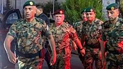 ملك الأردن عبد الله الثاني لدى وصوله إلى مستشفى الأمير علي العسكري لزيارة المصابين الذين سقطوا إثر إطلاق نار  في مدينة الكرك يوم الجمعة الموافق 23 أكتوبر 2026. 