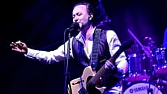 Şarkıcı Nev 