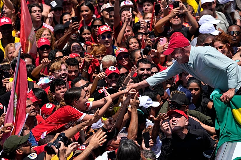 Brazilian President Luiz Inacio Lula da Silva greets supporters during his final campaign rally in Rio de Janeiro, 24/10/2026