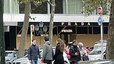 Τα πολυτελή καταστήματα στις Βρυξέλλες κλείνουν με σανίδες για να αποτρέψουν λεηλασίες, 24/10/2026