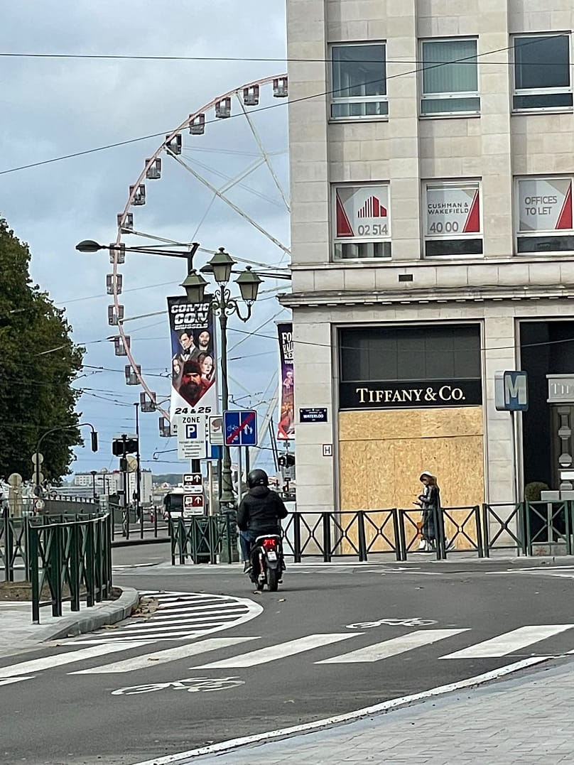 Luxury shops closed and boarded up to prevent looting, Brussels 24/10/2026