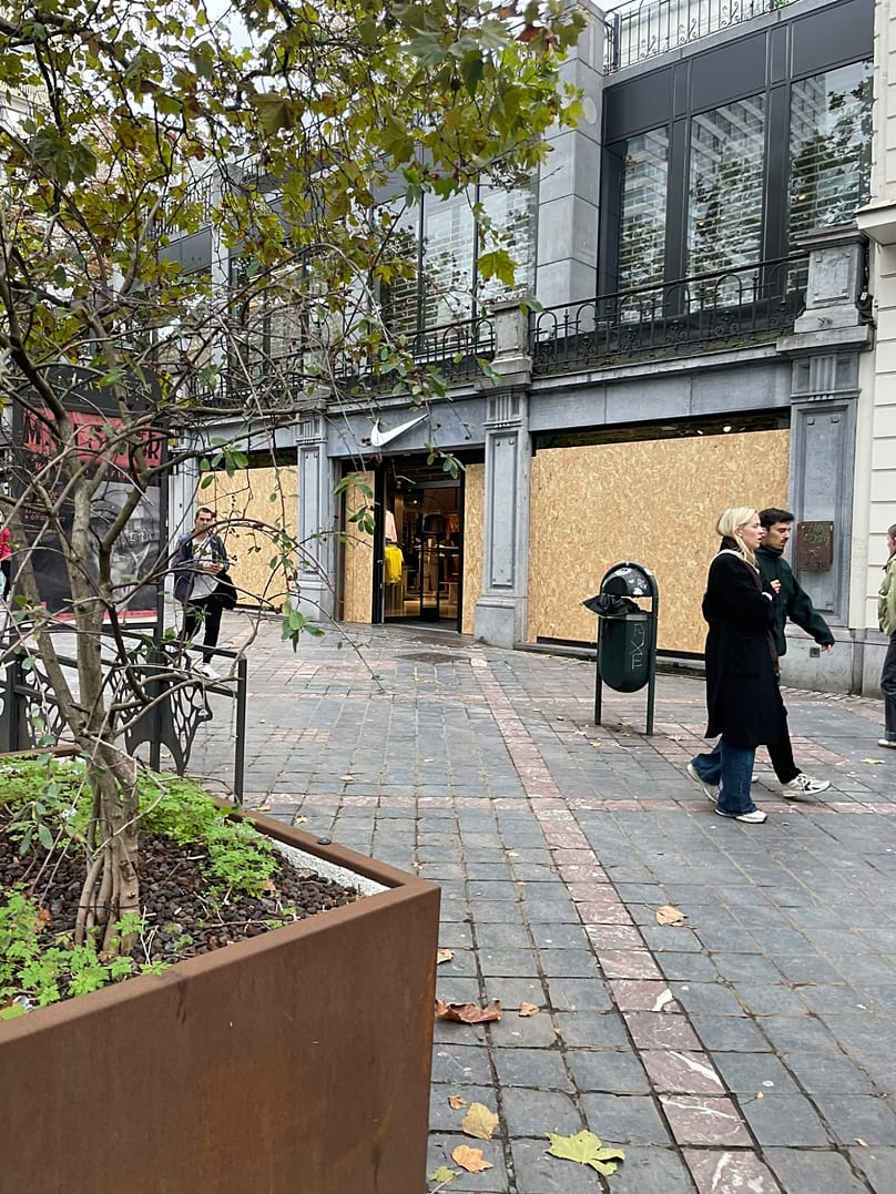 The Nike premises kept open, while protecting its windows, Brussels 26/10/2026