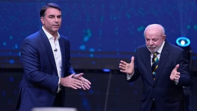 Prezydent Brazylii Luiz Inácio Lula da Silva (z prawej) i  kandydat na prezydenta, senator Flavio Bolsonaro w telewizyjnej debacie prezydenckiej, 18 października 2026 r. 