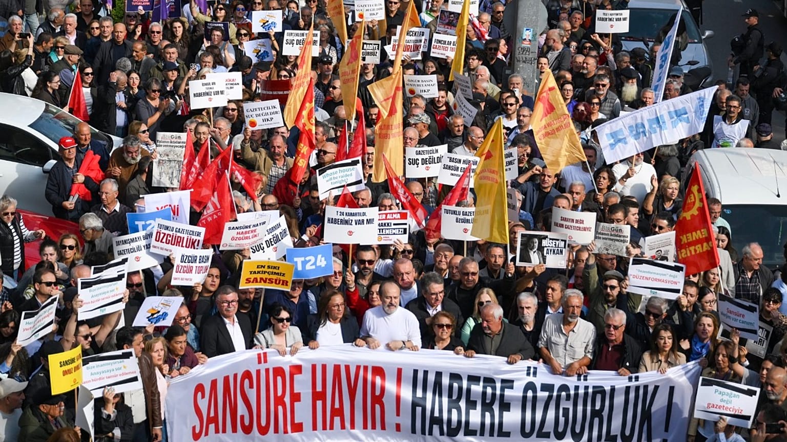 İstanbul dahil 10 şehirde binlerce kişi basın özgürlüğü talebiyle eylemler düzenledi.