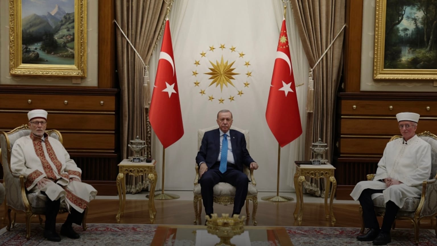 ARŞİV - Cumhurbaşkanı Erdoğan, Gümülcine Seçilmiş Müftüsü İbrahim Şerif ve İskeçe Seçilmiş Müftüsü Mustafa Trampa'yı Cumhurbaşkanlığı Külliyesi'nde kabul etti, 8 Ekim 2024.