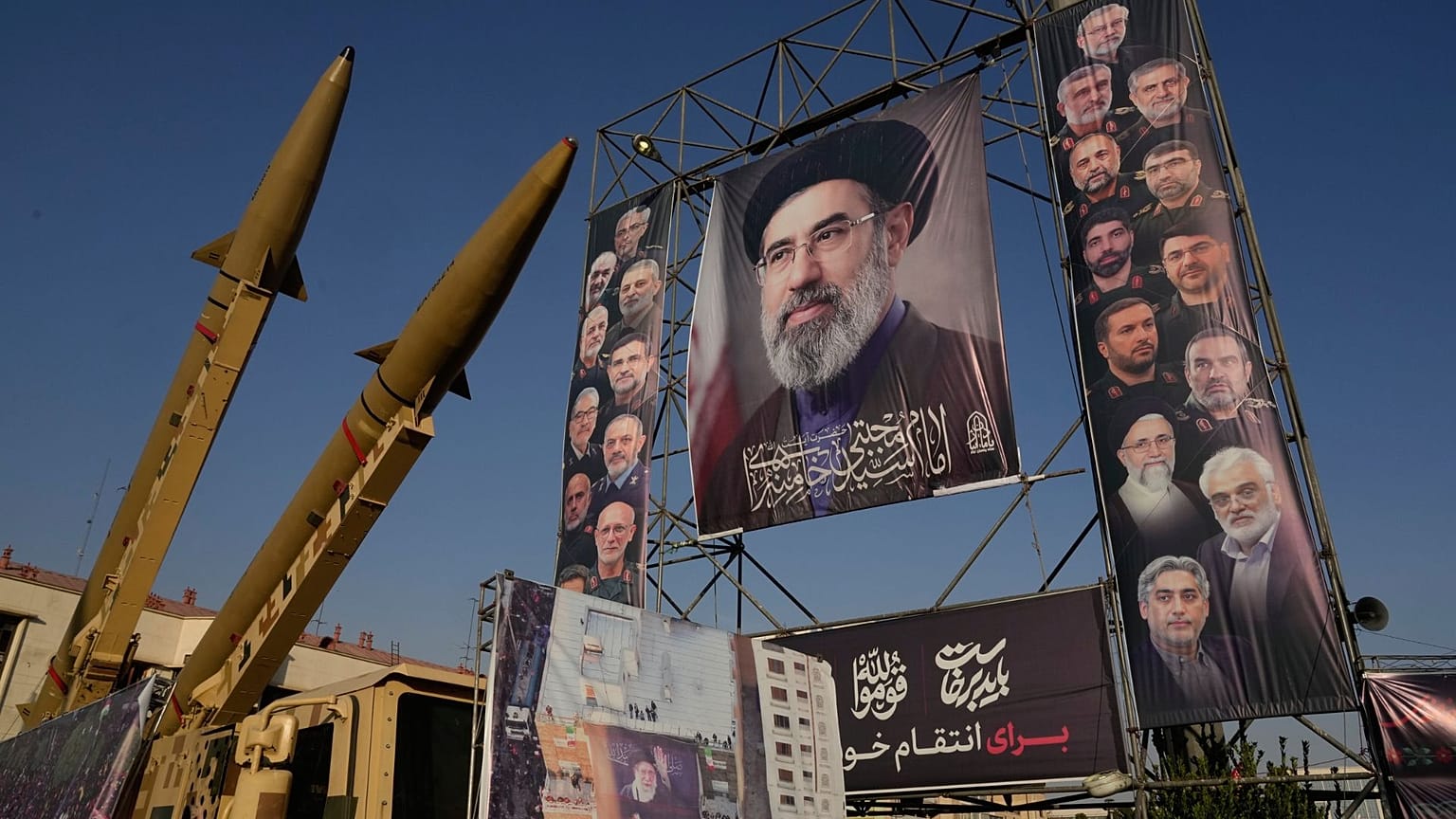 عکس مجتبی خامنه‌ای، رهبر جمهوری اسلامی ایران و چند مقام ارشد ایرانی 