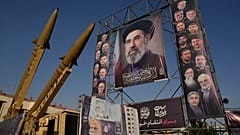 عکس مجتبی خامنه‌ای، رهبر جمهوری اسلامی ایران و چند مقام ارشد ایرانی 