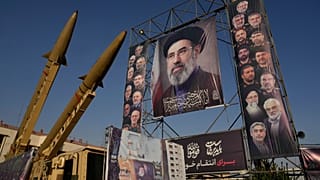 عکس مجتبی خامنه‌ای، رهبر جمهوری اسلامی ایران و چند مقام ارشد ایرانی 