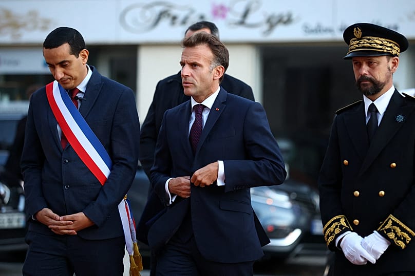 Emmanuel Macron sur place, aux côté du maire de Trappes, Ali Rabeh, et le préfet des Yvelines, Brice Blondel.