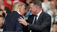 US-Präsident Donald Trump begrüßt Audi-Chef Gernot Döllner bei einer Wahlkampfveranstaltung in Perry, Georgia, am 24. Oktober 2026.