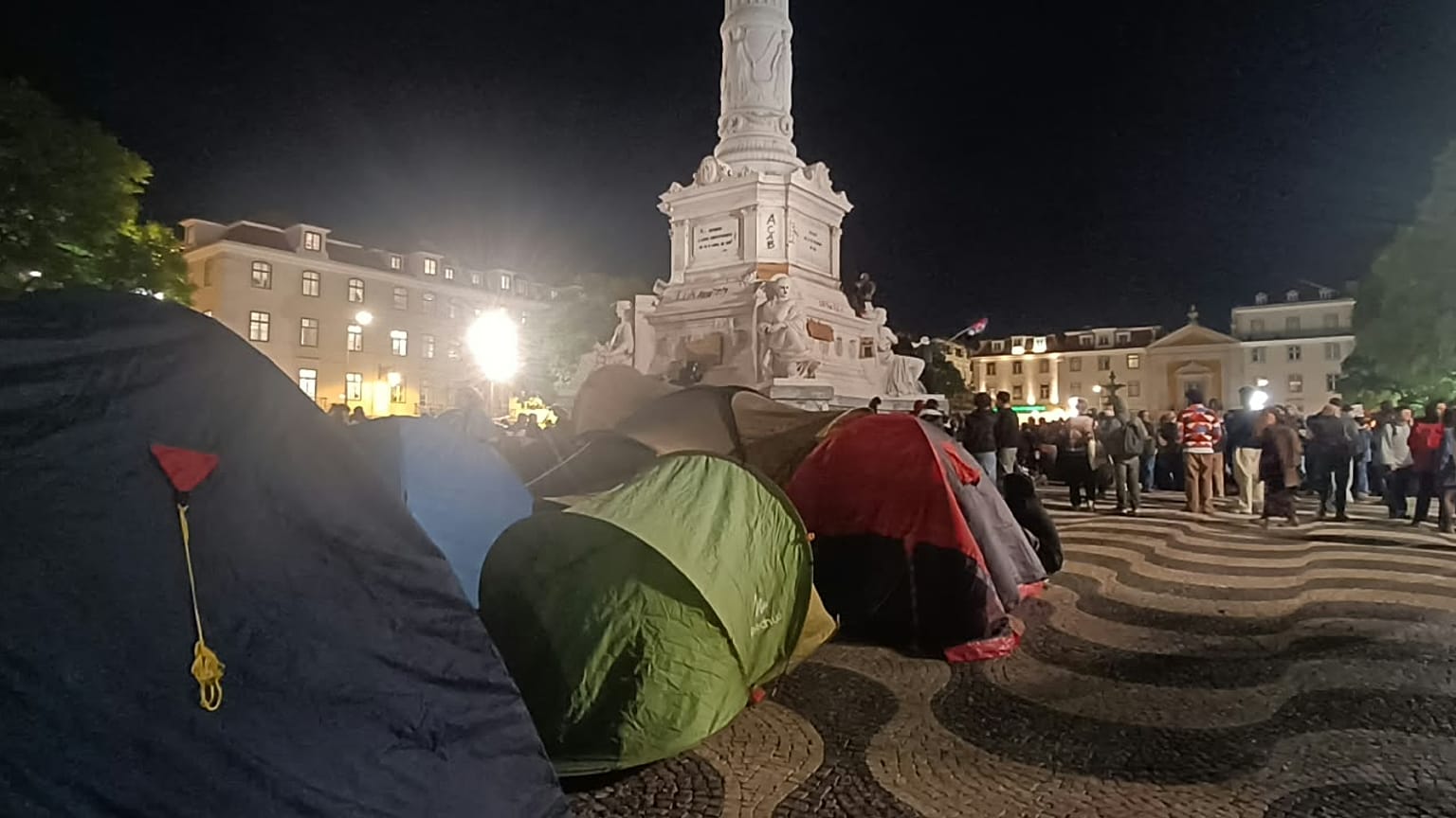 Tende nell'accampamento di Rossio a Lisbona, montate dopo una manifestazione contro la crisi abitativa. 24.10.2026