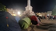 Tendas na Acampada do Rossio em Lisboa montadas após manifestação contra a crise na habitação. 24.10.2026