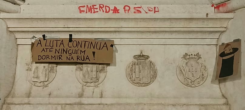Um cartaz colocado na estátua D. Pedro IV, no Rossio, Lisboa, 24.10.2026