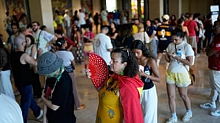 Arquivo (04.10.2026) Os brasileiros que vivem em Portugal fazem fila na Universidade de Lisboa para votar nas eleições presidenciais do Brasil, em Lisboa, 