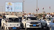 موكب زفاف من السيارات يمر بلافتة تصور الزعيم الحوثي عبد الملك الحوثي مع عبارة عربية نصها “سيد الأقوال والأفعال” في صنعاء باليمن الجمعة 16 أكتوبر 2026. 